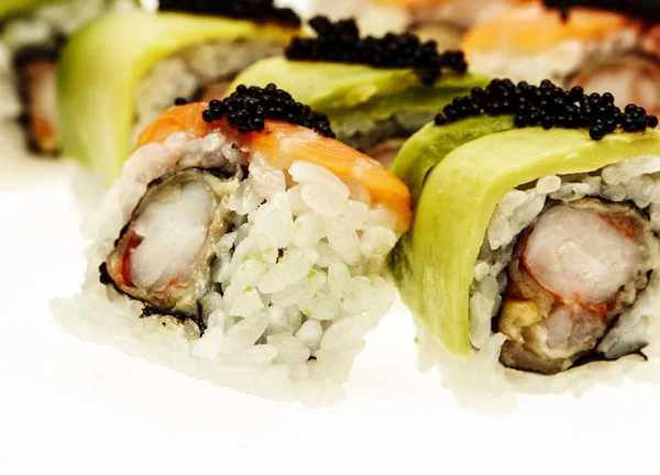 Japoński sushi zbliżenie na białym tle — Zdjęcie stockowe