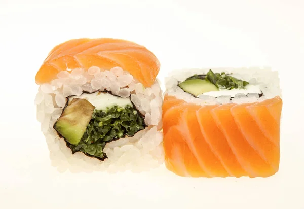 Fresco asiático sushi aislado en blanco fondo — Foto de Stock