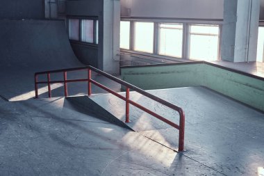 Boş kapalı skatepark taşlama için kaykay korkuluk