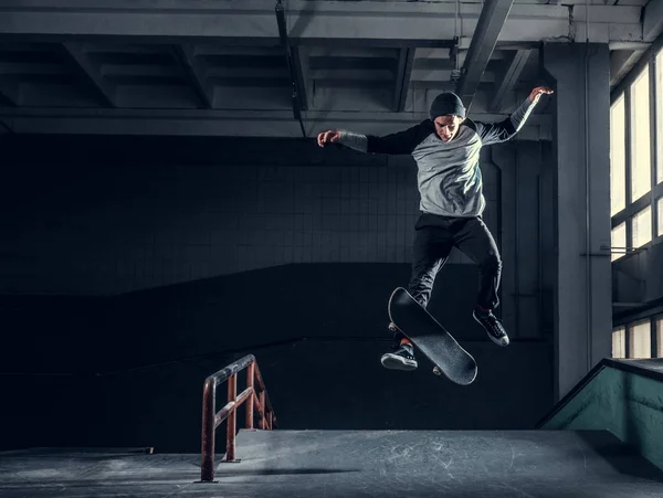 Скейтбордист Високо Стрибає Міні Гонці Скейт Парку Приміщенні — стокове фото