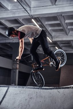 Bmx hileci skatepark kapalı performans ile genç adam