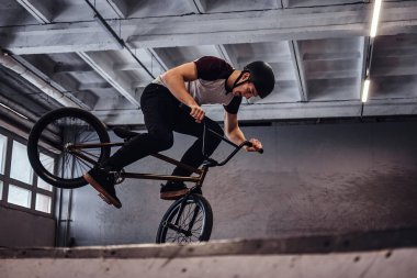 Bmx hileci skatepark kapalı performans ile genç adam