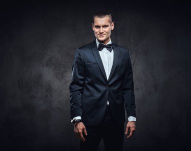 Yakışıklı şık giyen zarif klasik takım elbise bir papyon ile portresi.