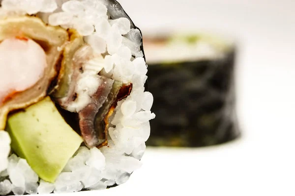 Färsk asiatisk sushi isolerad på vit bakgrund — Stockfoto