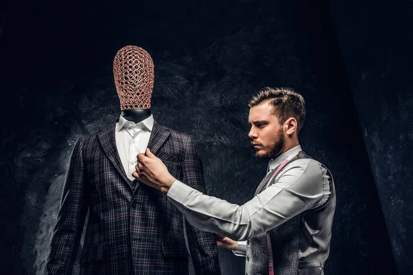 Kontrola kvality vlastní módní návrhářka se elegantní Pánská oblek v tmavě Krejčí studio — Stock fotografie