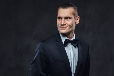 Yakışıklı şık giyen zarif klasik takım elbise bir papyon ile portresi.