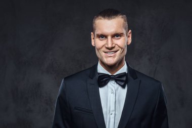 Yakışıklı şık giyen zarif klasik takım elbise bir papyon ile portresi.