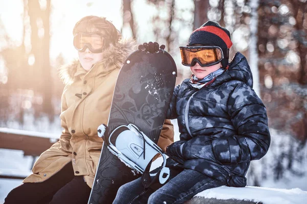Két Tizenéves Testvér Öltözött Meleg Ruhát Egy Padon Snowboard Erdő — Stock Fotó