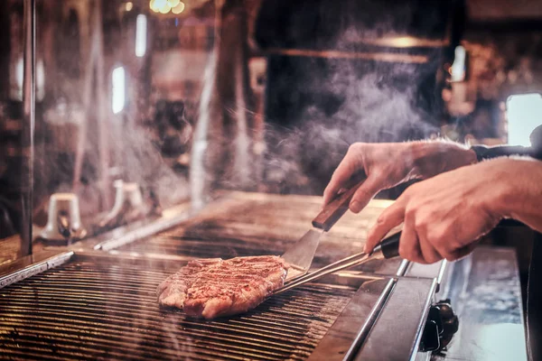 Närbild bild av en matlagning läckra kött-biff på en grill — Stockfoto