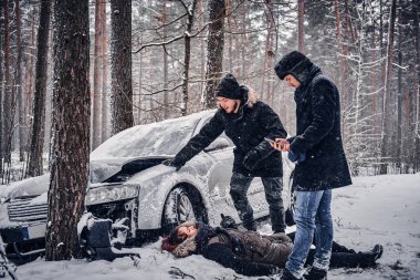 Tanık kaza kurtarma servisine başvurmanız yaralı çift yardımcı olur.. 