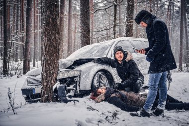 Tanık kaza kurtarma servisine başvurmanız yaralı çift yardımcı olur.. 