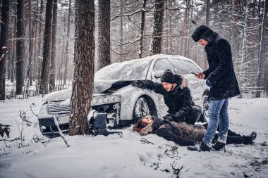 Tanık kaza kurtarma servisine başvurmanız yaralı çift yardımcı olur.. 