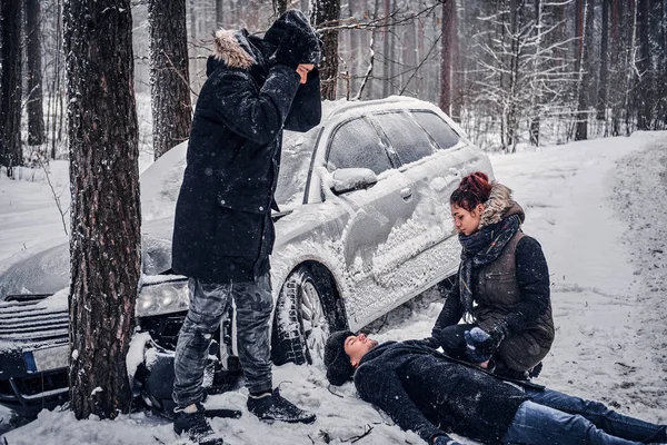 Flickan bevittnat olyckan och ger första hjälpen till föraren. — Stockfoto