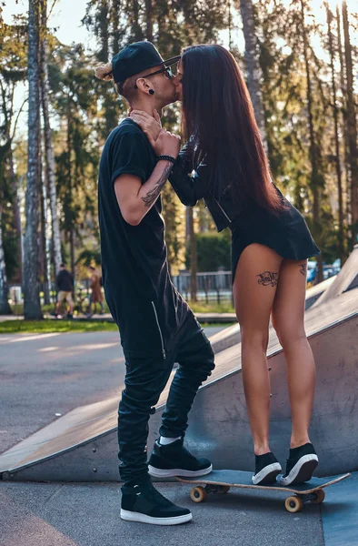 Elegante casal amoroso gostando de passar o tempo juntos no parque de skate no verão — Fotografia de Stock