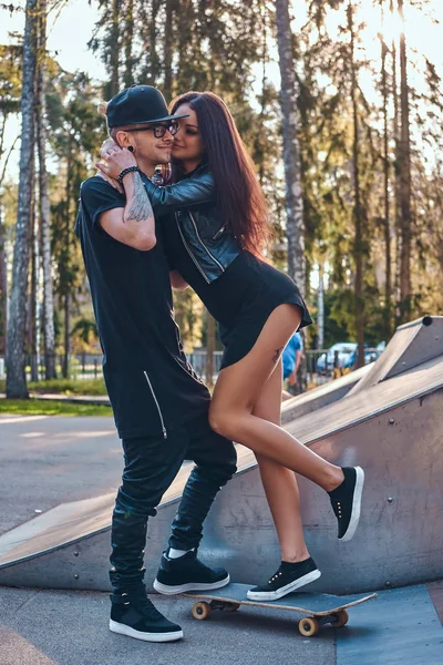 Stílusos szerető pár élvezi időt együtt a skatepark: nyáron — Stock Fotó