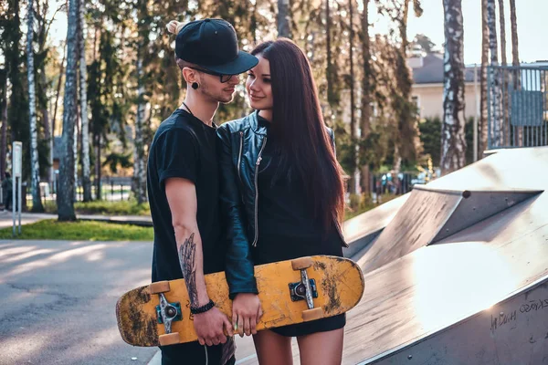 Ung Snygg Älskande Par Njuta Tillbringa Tid Tillsammans Skatepark Sommaren — Stockfoto