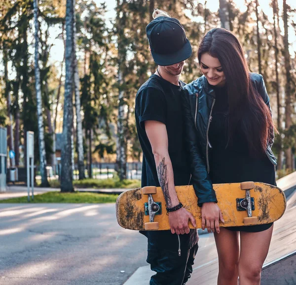 Stílusos szerető pár élvezi időt együtt a skatepark: nyáron — Stock Fotó