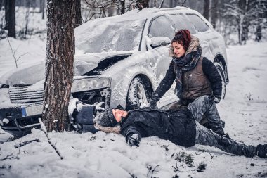 Kız kaza tanık ve ilk yardım için sürücü sağlar.