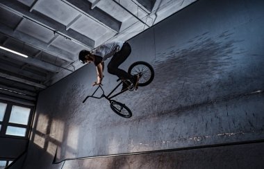 Bmx hileci skatepark kapalı performans ile genç adam