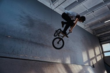 Bmx hileci skatepark kapalı performans ile genç adam