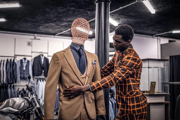 Афроамериканец, одетый в модный элегантный костюм, работает в классическом магазине мужской одежды . — стоковое фото