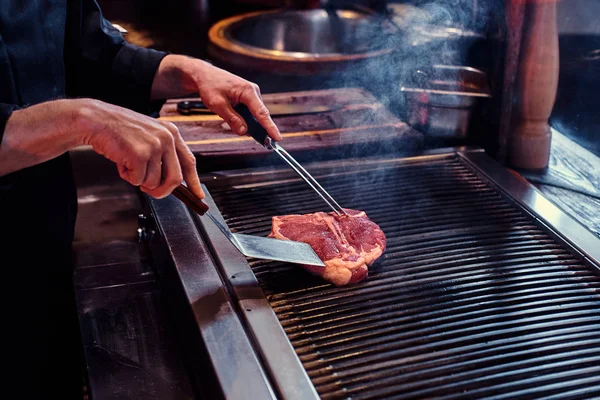 Imagen de cerca de un delicioso filete de carne cocinado en una parrilla —  Fotos de Stock