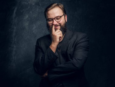 Sakallı hippi burnunu alır