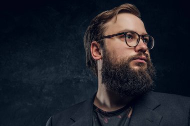 Acımasız bir hipster bardaklarda portresi