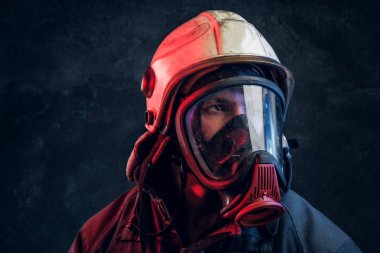 İtfaiyeci kask ve oksijen maskesi karanlık Studio portre