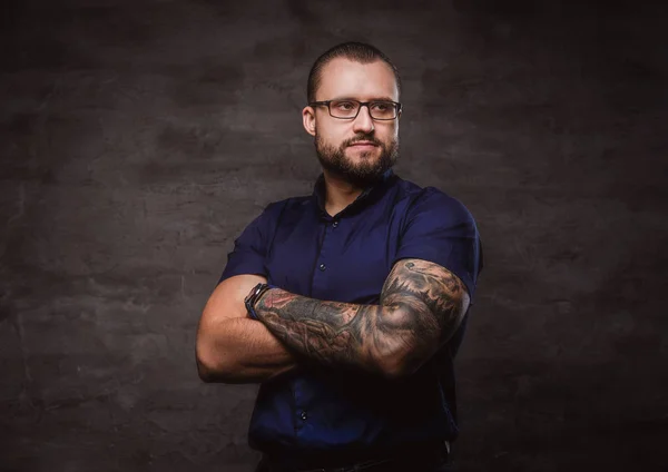 Retrato de um empresário confiante vestindo uma camisa azul com os braços cruzados, isolado em um fundo escuro. Estúdio — Fotografia de Stock