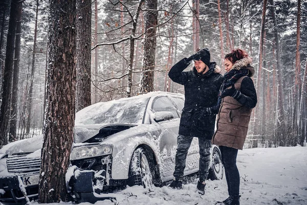 The car got into a skid and crashed into a tree on a snowy road. — Stock Photo, Image