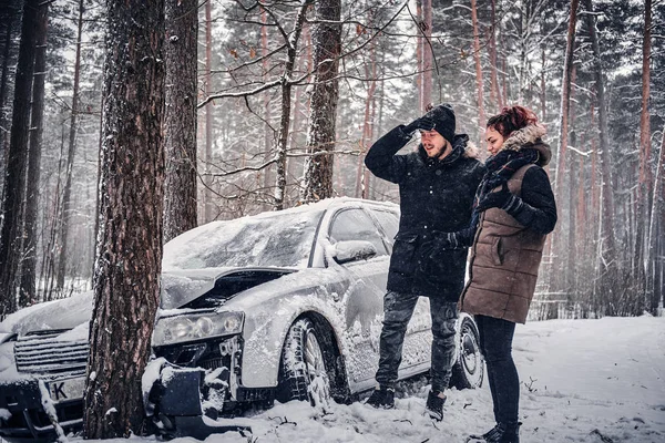 Samochód wpadł w poślizg i uderzył w drzewo na drodze snowy. — Zdjęcie stockowe