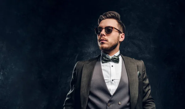 Hombre Con Estilo Gafas Sol Vestido Con Traje Elegante Contra —  Fotos de Stock