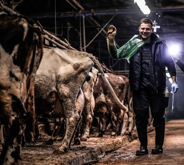 Suni tohumlama gruptaki kapalı sonra neşeli profesyonel çiftçi — Stok fotoğraf