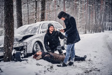 Tanık kaza kurtarma servisine başvurmanız yaralı çift yardımcı olur.. 