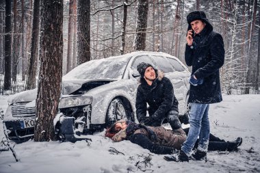 Tanık kaza kurtarma servisine başvurmanız yaralı çift yardımcı olur.. 
