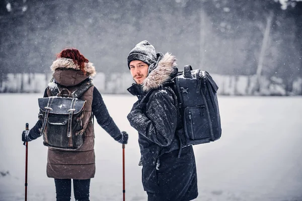 Mädchen und Jungen reisen im Winter — Stockfoto