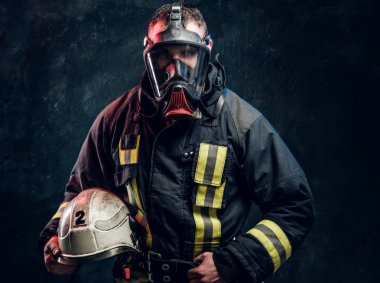 Gaz maskeli kaskını tutan acımasız itfaiyeci  