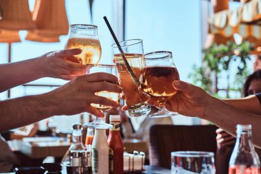 Açık hava kafe, bir bira zevk arkadaş bira açık gökyüzü gözlük ile sorun