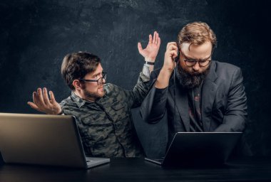 İki arkadaşları iş tartışmak 