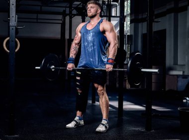 Halter, yaralanma kurtarma ile yapıyor powerlifter bir bacak, bir bandaj ile.