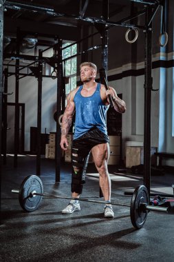 Önce eğitim, yaralanma kurtarma ısınma bir spor çekiç holding profesyonel powerlifter bir bacak, bir bandaj ile.