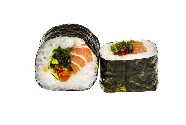 Foto de primer plano de los tradicionales rollos de sushi japoneses, aislados sobre un fondo blanco — Foto de Stock
