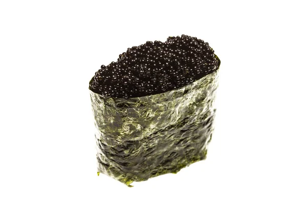 Sushi de gunkan maki fresco rola com caviar preto. Isolado sobre um fundo branco — Fotografia de Stock