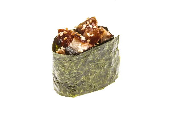 Färsk gunkan maki sushi rullar med stekt fisk strös med sesamfrön. Isolerad på en vit bakgrund — Stockfoto