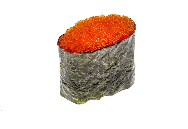 Rollos de sushi maki de gunkan fresco con caviar rojo. Aislado sobre un fondo blanco —  Fotos de Stock