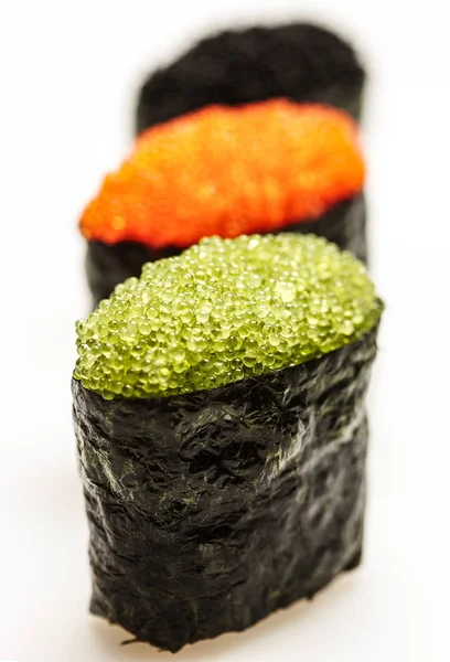 Rolos de sushi maki gunkan fresco com caviar multicolorido. Isolado sobre um fundo branco — Fotografia de Stock