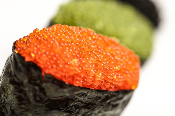 Rollos de sushi maki de gunkan fresco con caviar multicolor. Aislado sobre un fondo blanco — Foto de Stock