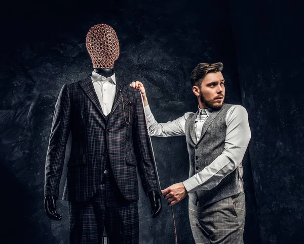 Bir moda tasarımcısı bir ölçüm bandı ile kontrol karanlık terzi Studio özel yapılmış şık erkek takım elbise kolları uzunluğu — Stok fotoğraf
