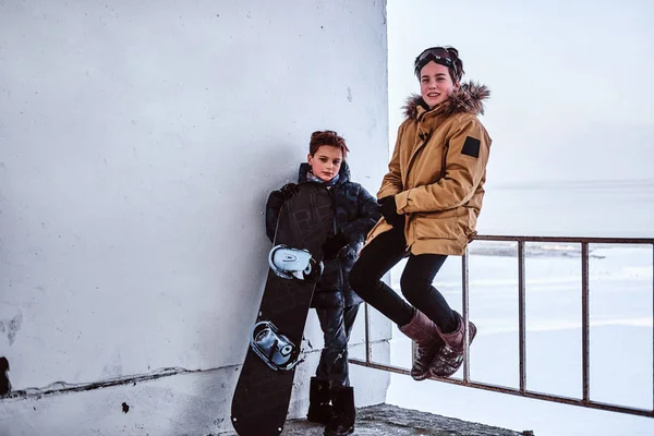 Dwóch Nastoletnich Braci Ubrany Ciepłą Odzież Okulary Ochronne Pozowanie Snowboard — Zdjęcie stockowe